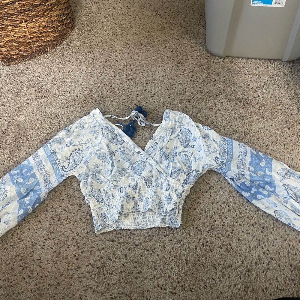 Cute top - Picture 2 of 2